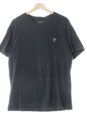 Guess 다크그레이 면혼방 심볼자수라운드반팔티